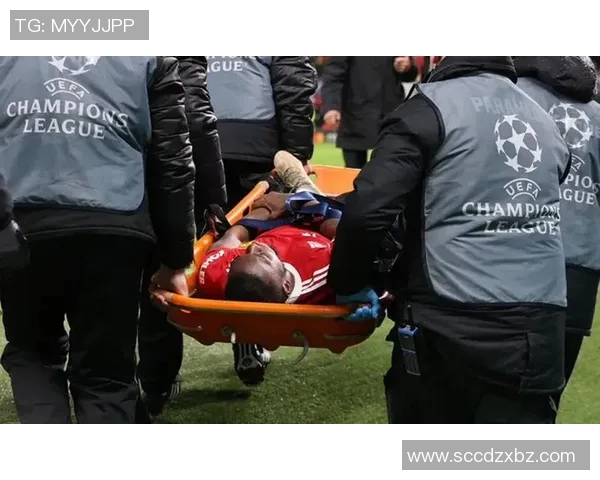 足球球星受伤担架镜头瞬间展现职业生涯最痛时刻令人心疼的瞬间